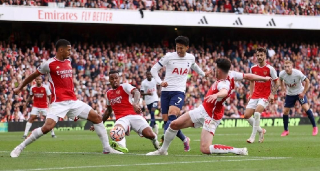  曼联防线漏洞频现，热刺孙兴慜戴帽主场称雄  