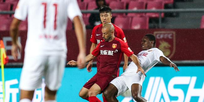  拉齐奥门将高接低挡，神勇发挥力保城门不失